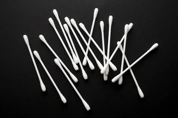 Lot Cotton Swabs Black Background Top View — Stock Photo, Image