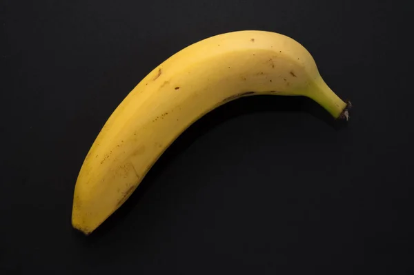 Großaufnahme Einer Gelben Banane Auf Schwarzem Hintergrund Ansicht Von Oben — Stockfoto