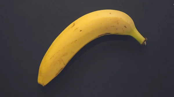 Großaufnahme Einer Gelben Banane Auf Schwarzem Hintergrund Ansicht Von Oben — Stockfoto