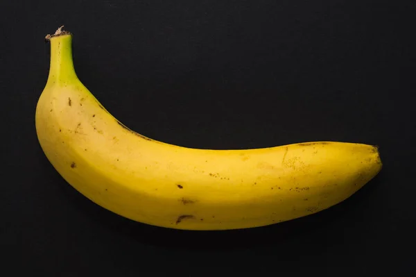 Großaufnahme Einer Gelben Banane Auf Schwarzem Hintergrund Ansicht Von Oben — Stockfoto