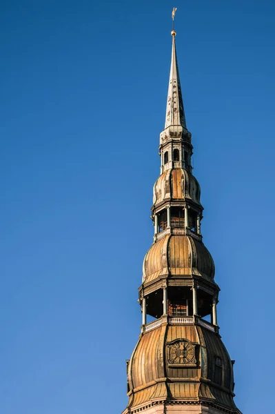 Spire Peter Church Casco Antiguo Riga Letonia Cielo Azul Católica —  Fotos de Stock