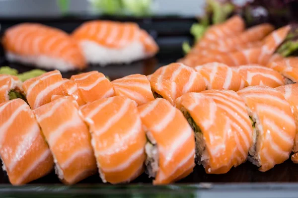 Egy Közeli Kép Friss Tekercsekről Sushi Készletről Japán Konyha Finom — Stock Fotó