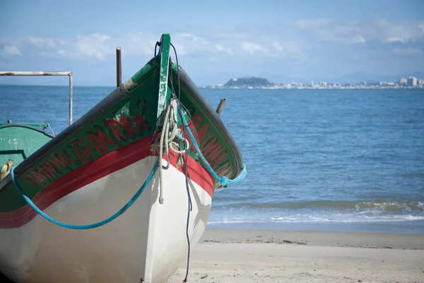 Barco no litoral do Paran