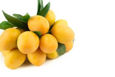 Beyaz arka planda bir demet Marian Plum veya Plum Mango. Beyaz arka planda meyveler izole edilmiş. Tayland meyvesi. Tatlı, lezzetli, lezzetli.