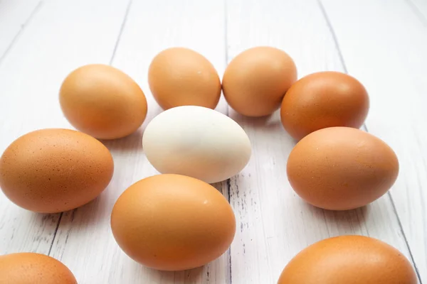 Uovo Bianco All Interno Molti Uovo Sfondo Legno Tavolo Bianco — Foto Stock