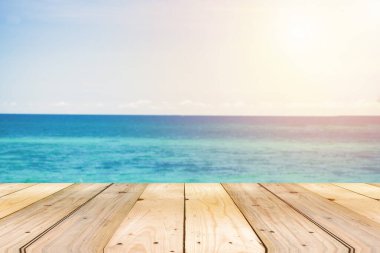 Gün ışığında mavi gökyüzü olan güzel bir deniz manzarası. Plaj kumları pürüzsüz deniz.