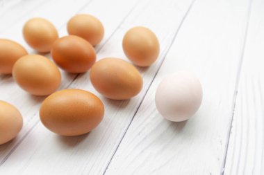 Kahverengi yumurta ve beyaz, kadın yumurtalığına doğru yüzen sperm gibi görünüyor. İnsan Sperminden İnsan Yumurtasına. Sperm konsepti yarışmaları.