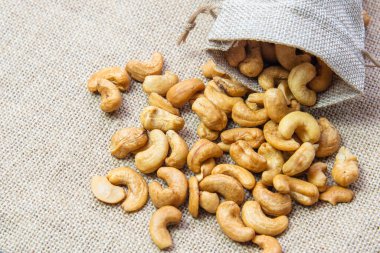 Çuval bezinde kavrulmuş kaju fıstığı
