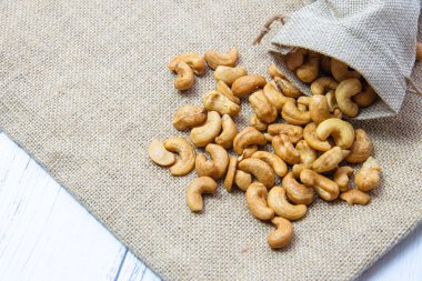 Çuval bezinde kavrulmuş kaju fıstığı