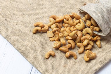 Çuval bezinde kavrulmuş kaju fıstığı