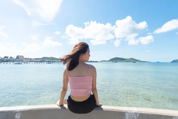 ピンクのタンクの上と顔側を身に着けているアジアの女性の日焼け肌の背中 彼女は海を見ている 夏の旅行 リラックス トロピカルリラックスのコンセプト — ストック写真
