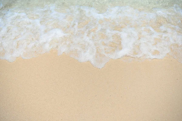 美丽清澈的沙滩和热带浅蓝色的大海 沙质海滩上的蓝色海浪 海滨地区 — 图库照片