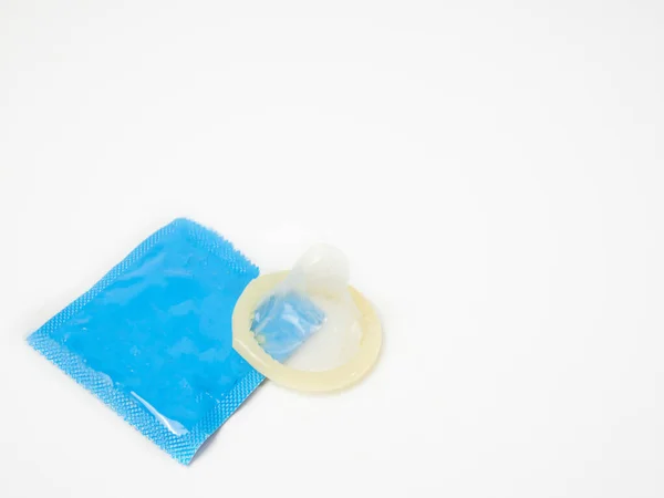Grädde Färg Kondom Med Ljusblå Paket Vit Bakgrund Begreppet Könsskydd — Stockfoto