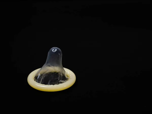 Kondom Auf Packung Auf Schwarzem Hintergrund — Stockfoto