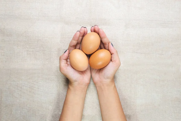 Visão Superior Das Mãos Mulher Jovem Segurando Ovos Nas Mãos — Fotografia de Stock