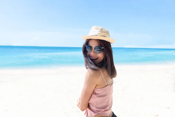 サングラスをかけてピンクのタンク藁帽子をかぶっている若い女性の顔 海での夏休みに笑顔の幸せな女性 美しい女性はビーチでリラックス 新鮮な空だ 快適な — ストック写真