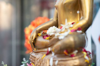 Pirinçten yapılma Buddha heykelini kapatın. Buddha 'nın kucağında yaprak olan Buda heykeli. İnan, Kültür, Geleneksel. Budistler konsepte inanır. Sakin kavram. meditasyon kavramı.