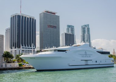 Bir Cruise demirledi