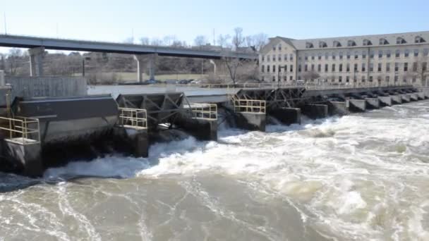 Flujo rápido de agua a través de la presa — Vídeos de Stock