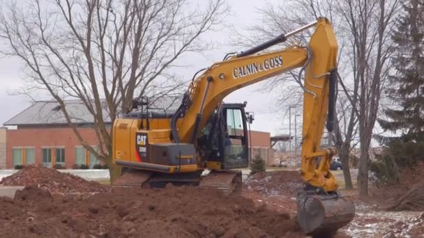 Excavadora excavando tierra — Vídeo de stock