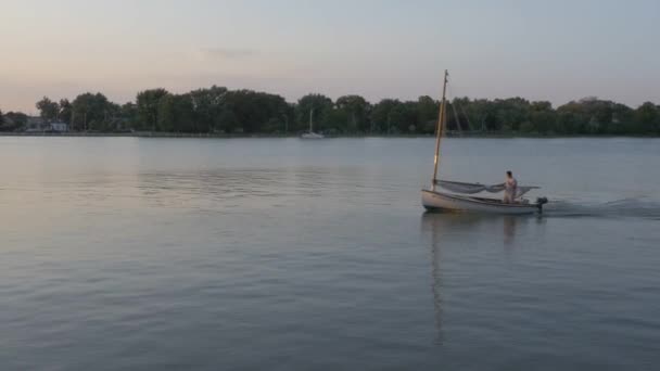 One man riding motor boat over lake — Stock Video