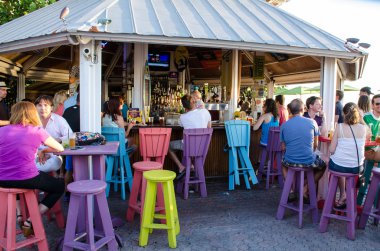 İnsanlara bir kafe açık havada