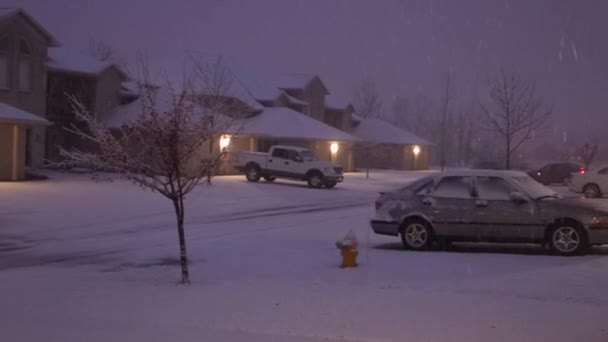 Residentiële appartementen tijdens een sneeuw vallen — Stockvideo