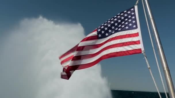 Amerikai zászló ellen white water - lassú mozgás — Stock videók