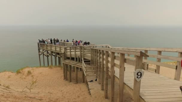 Turystów w Śpiwór niedźwiedź dune park narodowy, Mi — Wideo stockowe