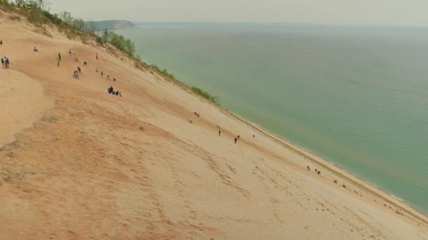 Turystów w Śpiwór niedźwiedź dune park narodowy, Mi — Wideo stockowe