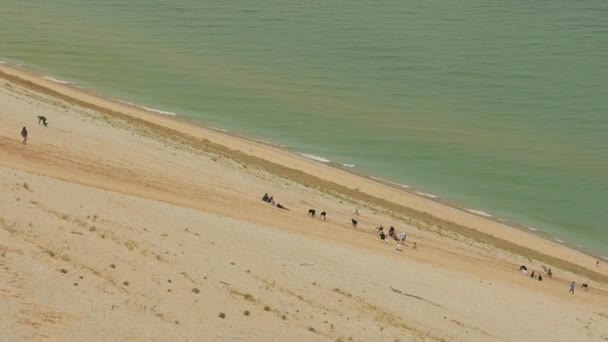 Turystów w Śpiwór niedźwiedź dune park narodowy, Mi — Wideo stockowe