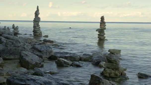 Sten balans längs lake Michigan — Stockvideo