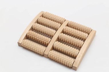 Beyaz arka planda tahta ayak masajı. Ayak masajı.