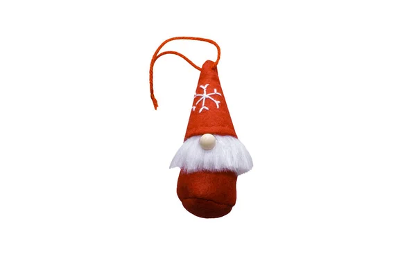 Noel Baba. Yeni yıl. İpli bir şapkayla cüce şeklinde bir Noel oyuncağı. - Kırmızı. Beyaz bir arka planda izole edilmiş. Beyaz sakallı ve yuvarlak burunlu bir cüce. Kırmızı bir Noel için küçük yumuşak bir oyuncak 