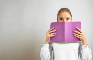 Defter sokağı olan bir kız. Şaşırmış gözler. Harika. Sakın unutma. kopyalama alanı. Antrenman. Kurslar. Sınav. Deneme. İnceleme. Işık. mor. Beyaz bornoz. Avrupalı kadın.. 