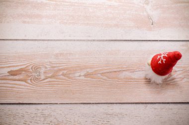 Ahşap bir arka planda Noel cücesi. Kış tatili Yeni yılın sembolü olarak. Tekstil cücesi. Noel Baba. Boşluğu kopyala