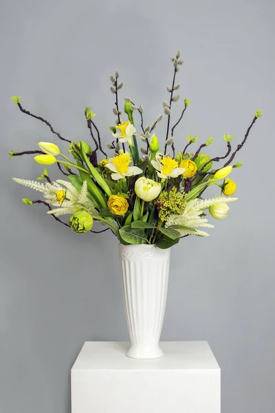 Strauß Für Ostern Weidenstrauß Frühlingsblumen Osterdekoration Weidenzweige Einer Vase Auf — Stockfoto