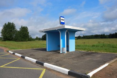 Yaz günü boş otobüs durağı. Otobüs durağı arka planı. Hiç kimse. Taşıma kavramı.