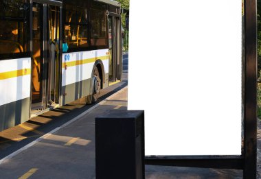 Avrupa 'nın boş caddesindeki otobüs durağı reklam panosu modeli. Ad.