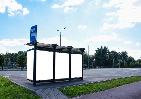 Yaz günü otobüs durağında boş reklam panosu var. Hiç kimse. Açık hava reklamı için bir yer. Reklam planı için arka plan. Sokak reklamcılığı. Tebrikler için arka plan