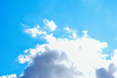 Bulutlu mavi gökyüzü ve metin için yeri olan suya yansıyan güneş.