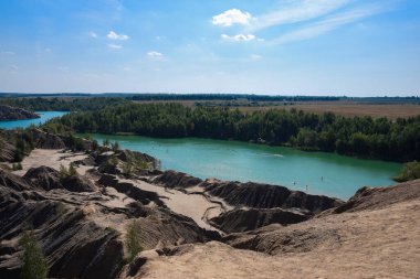 dağlar ve göl. Doğa manzarası. Duvar kağıdı. Avrupa 'da doğa. Güzel gölü ve kabarık bulutları olan parlak mavi gökyüzü olan bir köy manzarası. Doğa tazeliği kavramı