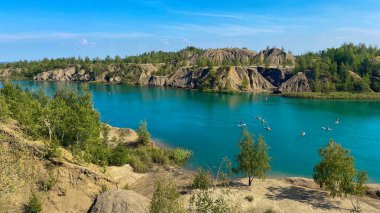 Avrupa 'daki göl körfezinde insanlar kürek çekiyorlar.