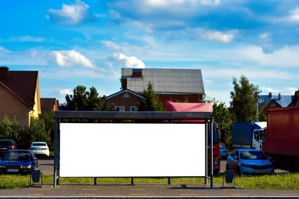 Boş beyaz yatay billboard otobüs durağında yan görünüm. Ticari kavramı. Yukarı alay