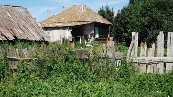 Eski ahşap evi, kırık çürük çit, ısırgan otu — Stok fotoğraf