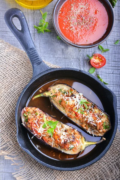 Aubergine fylld med kött, ris och grönsaker — Stockfoto