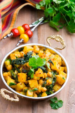 Köri ve ıspanak ile baharatlı sebze güveç