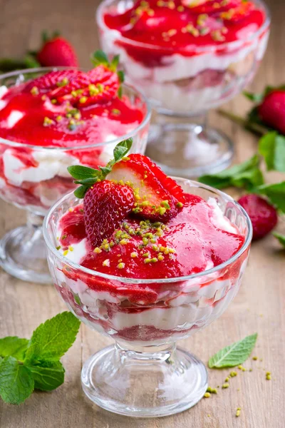 Tiramisu aux fraises — Photo