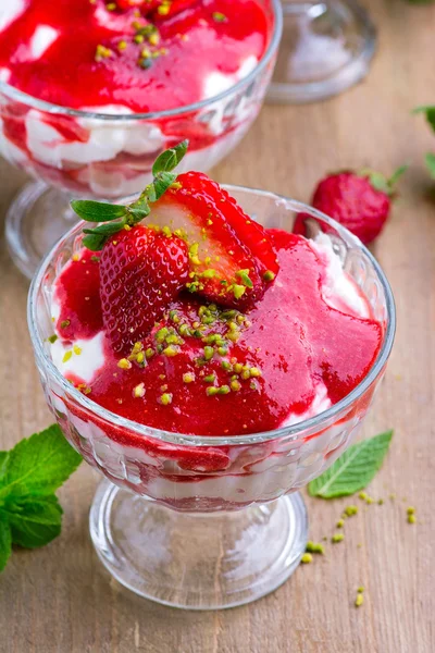 Strawberry tiramisu — Stock Photo, Image