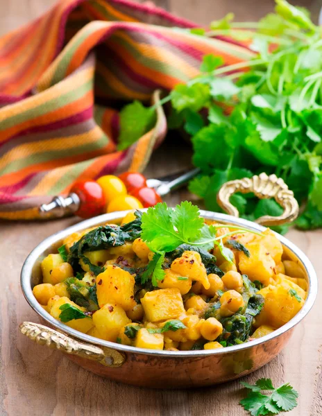 Ragoût de légumes épicé au curry et aux épinards Photo De Stock